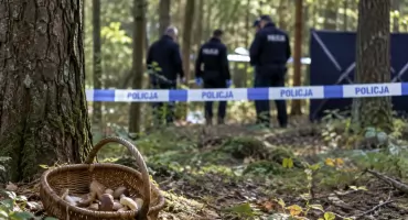 Makabryczne odkrycie w lesie w Celejowie. Policja i prokuratura wyjaśniają okoliczności śmierci 34-latka