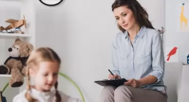 Planujesz poszerzyć swoje kompetencje pedagogiczne? Sprawdź, dlaczego warto zapisać się na kurs terapeuty!