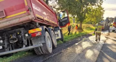 Tragiczny wypadek podczas remontu DW807. Nie żyje 62-letni kierowca ciężarówki