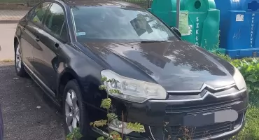 Samochód na „kapciach” zablokował parking. Dlaczego miasto nie może go usunąć?