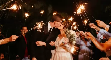 Jakie zimne ognie na wesele wybrać? Praktyczny poradnik