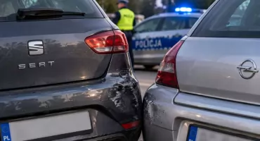 Uderzyła w zaparkowane auto i odjechała. 55-latka miała 3 promile