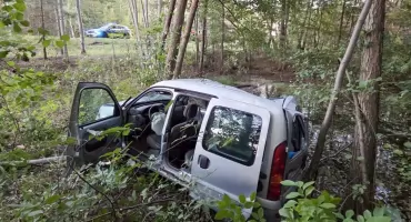 Celejów: Stracił panowanie na łuku drogi. Dwie osoby trafiły do szpitala