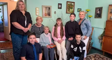 Uczniowie odwiedzili Janinę Papaj z okazji 100. urodzin. Była nauczycielka opowiadała o swoim życiu i wojnie