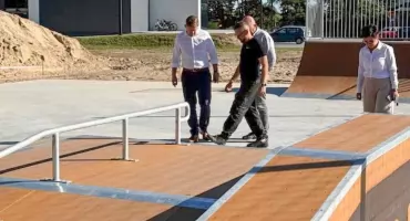 Nowy skatepark w Łaskarzewie gotowy! Młodzież może już korzystać z obiektu