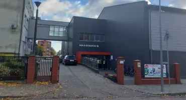 Policjanci pod szkołami i kontrole plecaków. Zaostrzone środki bezpieczeństwa na Mazowszu