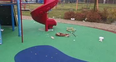 Wandale na placu zabaw w Maciejowicach. Konik na biegunach padł ich ofiarą